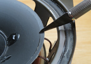 Beolab Penta Tieft&ouml;ner Reparatur: Bei diesem Tieft&ouml;ner lohnt es sich, die Klebekante der Lautsprechermembran komplett zu reinigen (kleberfrei) und die zu klebende Oberfl&auml;che leicht aufzurauen.