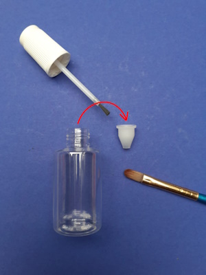 Der Kleber kann auch mit einem anderen Pinsel als dem im Lieferumfang der Flasche enthaltenen verarbeitet werden. Hierzu wird der "Stopfen" im Flaschenhals entfernt - anschlie&szlig;end kann eine B&uuml;rste mit breiterem Griff verwendet werden.