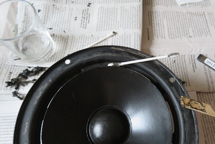 Reparatur des Tieftöners JBL A0306: Schaumreste von der Rückseite der Lautsprechermembran entfernen
