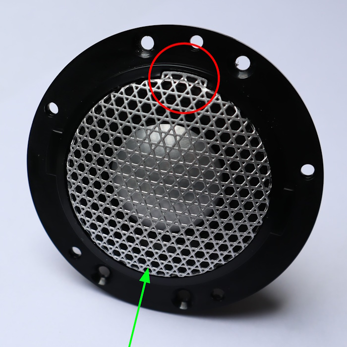 B&W-Hocht&ouml;ner mit Gitter. Platzieren Sie den Magneten des Spezialwerkzeugs dort, wo sich der Pfeil befindet. Das Gitter wird an der Stelle des Kreises am Hocht&ouml;ner befestigt.