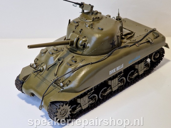 Modellbau: Miniatur-Sherman-Panzer mit Litzendraht als Miniatur-Stahlkabel