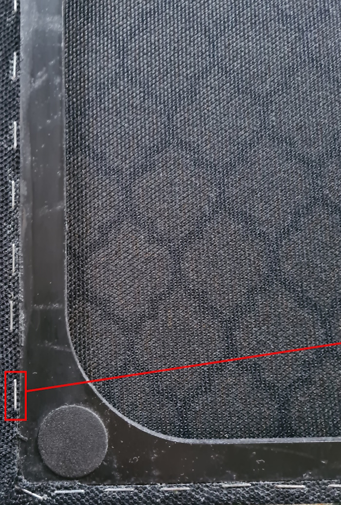 In manchen Fällen können Heftklammern beim Dehnen des Stoffes hilfreich sein. Vorzugsweise kombiniert mit Kleber.
