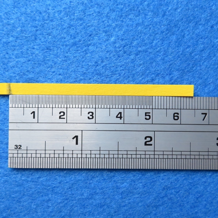 Ersatz der Lautsprecher-Staubkappe - Sie k&ouml;nnen die Gr&ouml;&szlig;e der neuen Staubkappe mit einem Papierstreifen bestimmen.