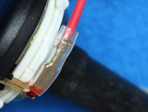 B&W ZZ25607 Hocht&ouml;ner Ersatz - Das rote Kabel ist am roten Stecker befestigt.