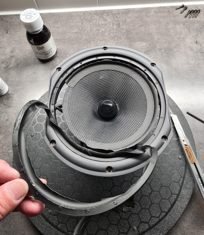 Wharfedale Diamond 9.4 Tieft&ouml;ner (Modell 17158), die kaputte Gummi-Sicke wird entfernt