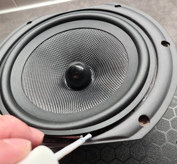 Wharfedale Diamond 9.4 Tieft&ouml;ner (Modell 17158), kleben Sie die neue Gummisicke auf den Konus und den Rahmen