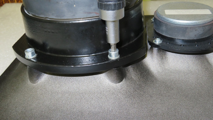 Schrauben Sie den Tieft&ouml;ner wieder auf die Metallfrontplatte