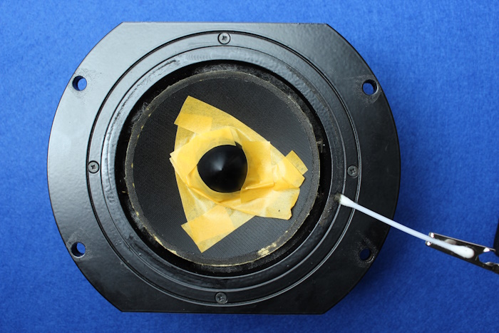 Neue Schaumstoffsicke f&uuml;r Genelec M604289631 Tieft&ouml;ner - Den Bereich um die Staubschutzkappe mit Malerband sicher abdichten