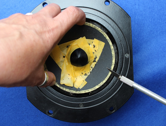 Neue Schaumstoffsicke f&uuml;r Genelec M604289631 Tieft&ouml;ner - entfernen Sie vorsichtig die Klebereste vom Kegelrand.