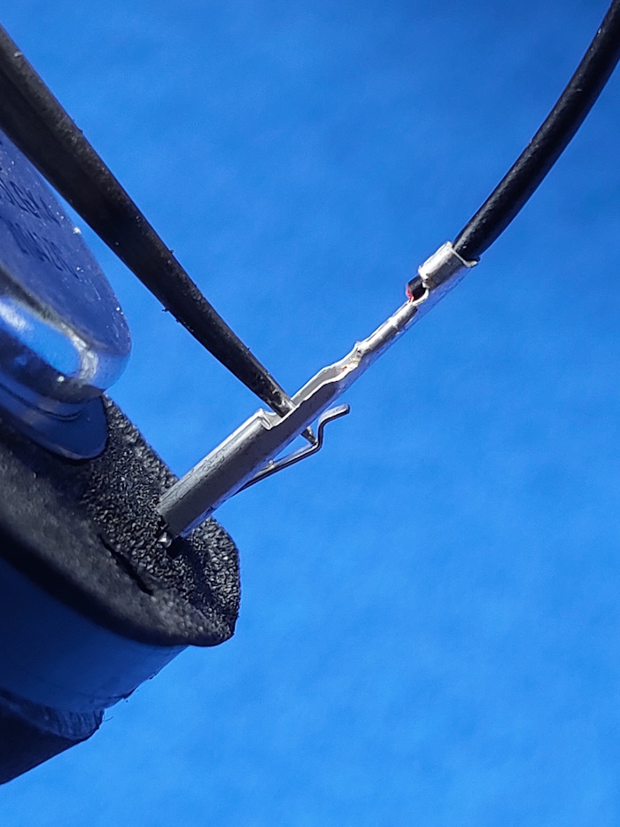 To be able to disconnect the plug, the plug's catch must be 'disengaged'. To do this, the catch must be pressed out of the recess. Then, with the catch loose, the plug must be pulled out.