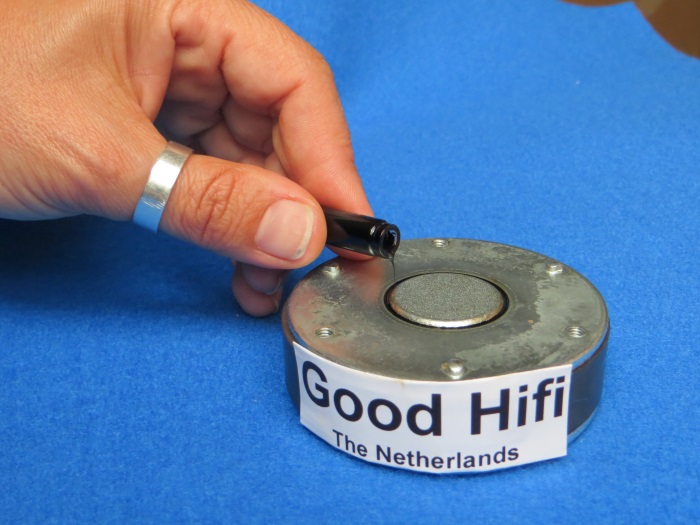 Replace ferrofluid in B&W ZZ05460 tweeter: apply ferrofluid to the air gap - do not fill it up completely