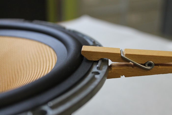 B&W ZZ11436 repair: cloth pegs will help you centering the voice coil