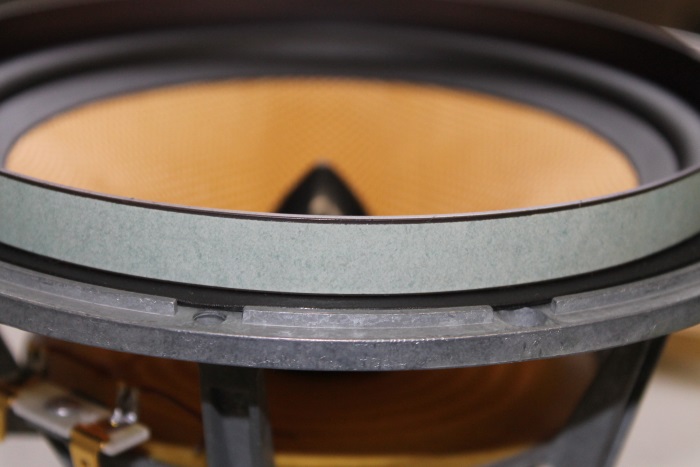 B&W ZZ11436 repair: you can apply some weight on he outer lip of the surround