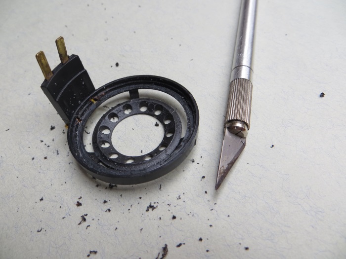 B&W CDM1 (ZZ9989 / ZZ09989) tweeter repair: residue removed from the tweeter frame