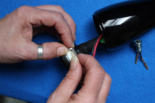 B&W ZZ25607 tweeter replacement - The tweeter can now be removed from the tweeter housing. Carefully disconnect the connecting wires.