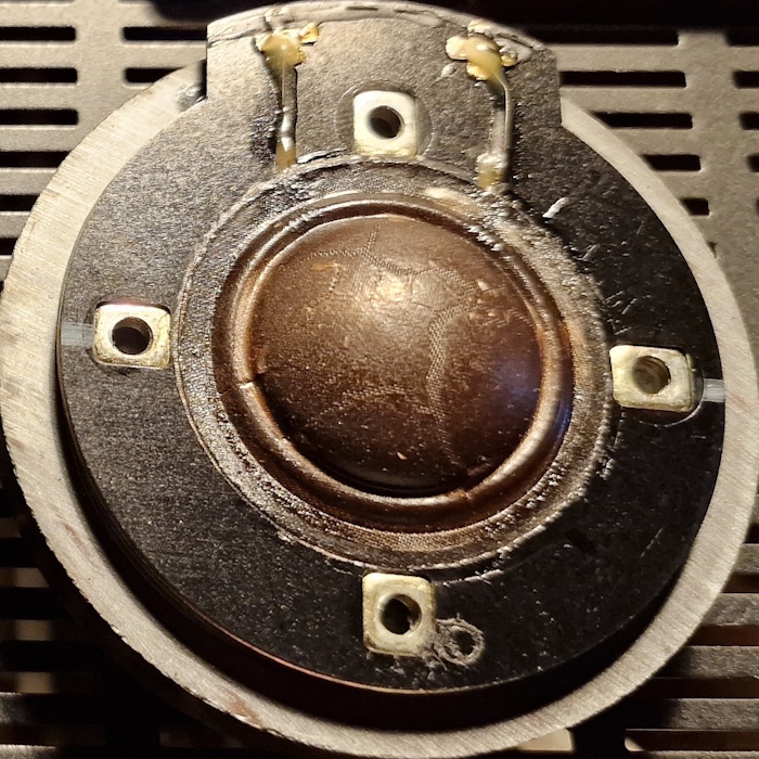 De dome heeft een aantal brede 'scheuren' in de coating die groter zijn dan 1 a 2 mm. Verwijder eerste de oude coating alvorens de nieuwe aan te brengen.