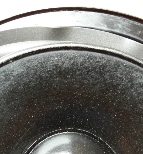 Foamrand van een REL Quake (Westra) woofer vervangen - vouw de foamrand achter de woofer