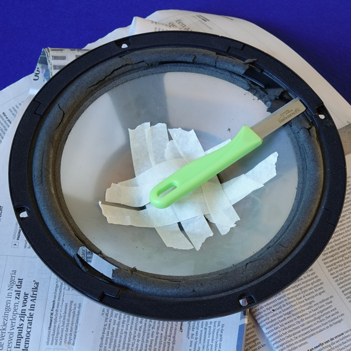 Woofer re-foamen met afstandhouders (shims): Plak het gat in de stofkap zat af om de luchtspleet schoon te houden.