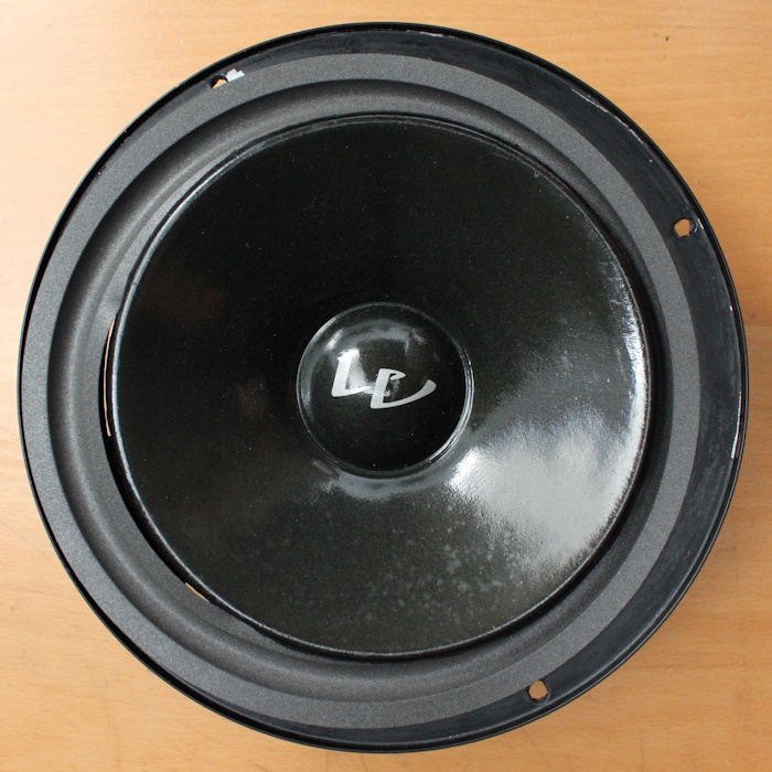 De foamrand wordt achter de conus van de woofer geplaatst