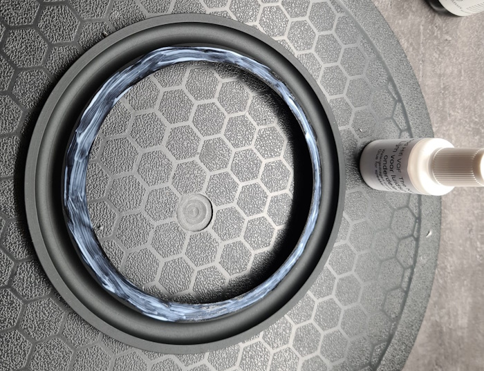 Wharfedale Diamond 9.4 woofer (model 17158), breng lijm aan op de binnenzijde van de nieuwe rubber rand